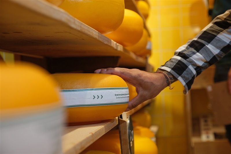 Comment ramener un morceau de Gouda chez soi